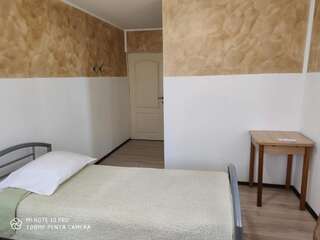 Хостелы Alfredo Hostel Крайова Двухместный номер с 2 отдельными кроватями-6